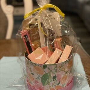 SALE!! Oulac Brand Make Up Gift Box!!